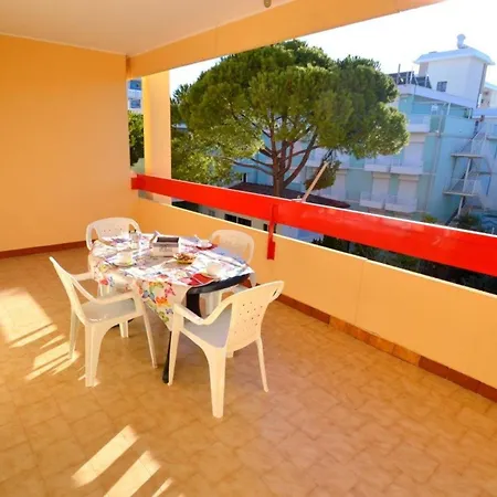 Sunny Steps From The Sea In Apartment
